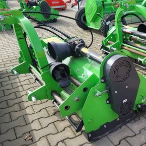 Zielone kosiarki mulczujące Eco 180h firmy TALEX na placu w firmie Korbanek