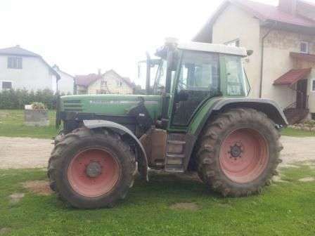 Ciagnik marki Fendt seria 312 wyposażony w ladowacz Stoll widok na lewy bok ciągnika 