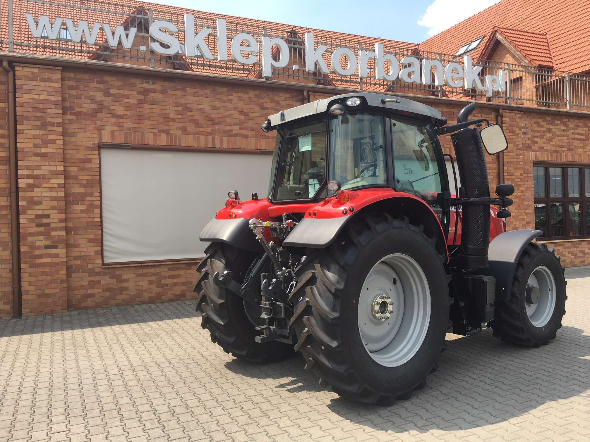 czerwony ciągnik rolniczy Massey Ferguson 7714 moc 140 KM korbanek.pl