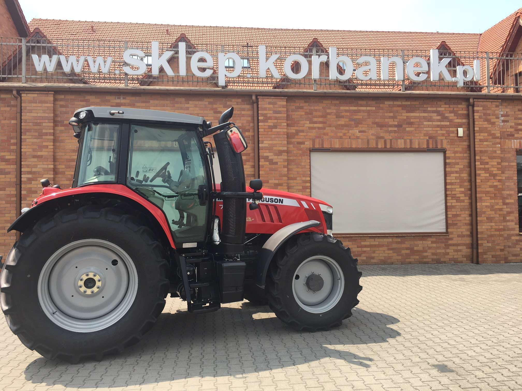 MF 7714 z silnikiem o pojemności 6,6 litra nowy traktor z oferty korbanek.pl
