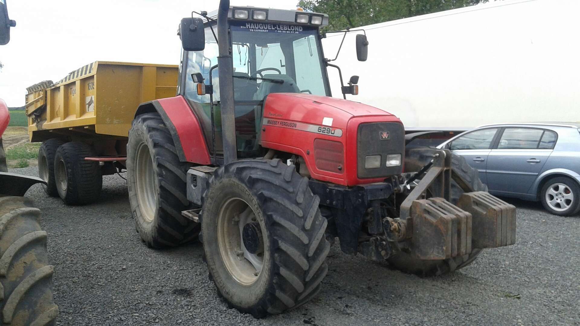 Ciągnik Massey Ferguson 6290 z przyczepą i obciążnikami przednimi