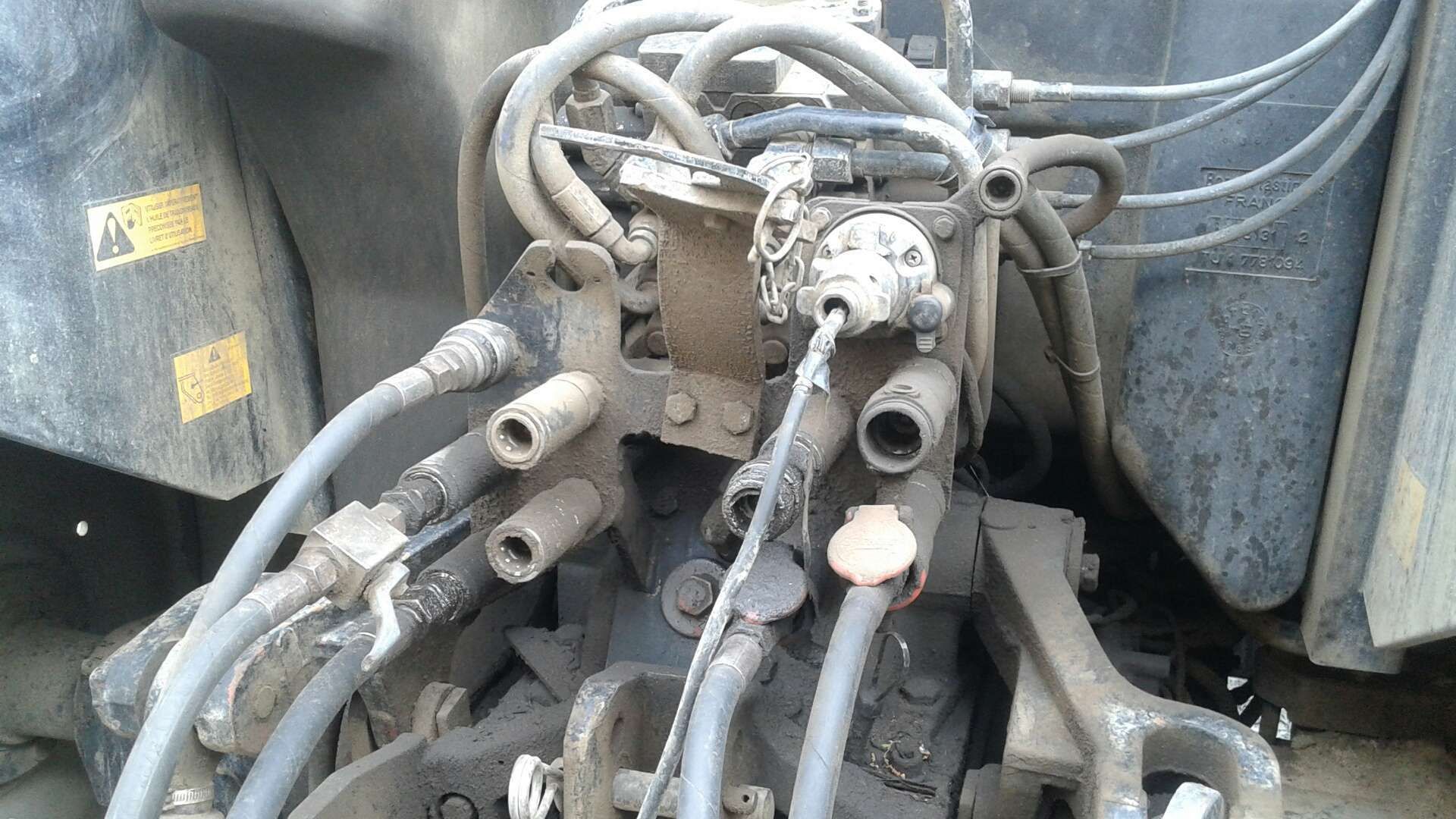 Wyjścia hydrauliczne tył ciągnika MF 6290 korbanek