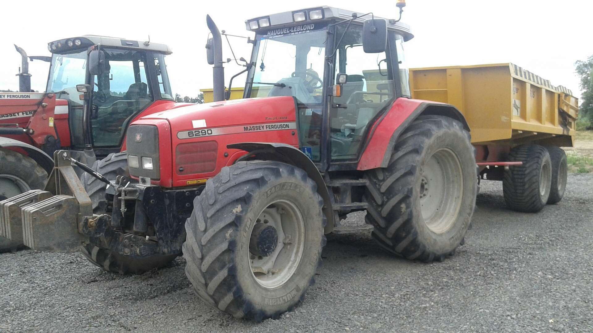 Ciągnik Massey Ferguson 6290 z podczepioną przyczepą sobry stan