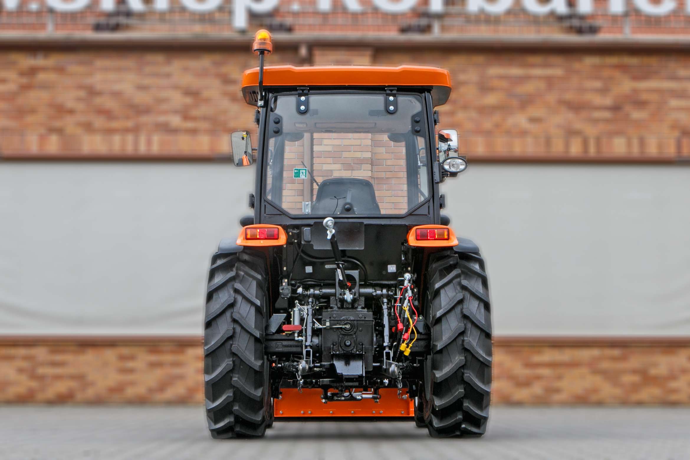 Ciągnik rolniczy Arbos 2040 z tyłu