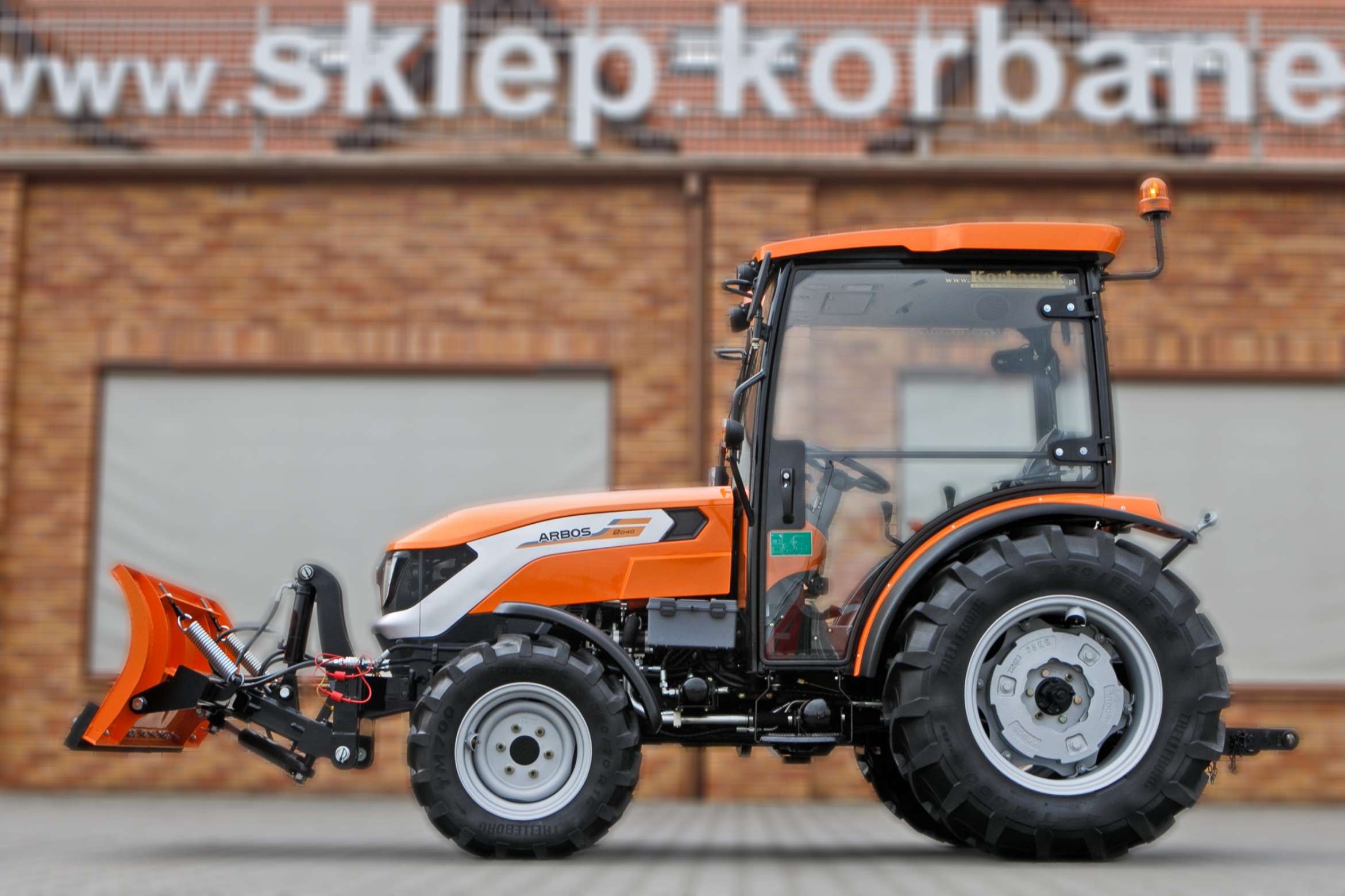 Ciągnik rolniczy Arbos 2040 widok z lewej strony