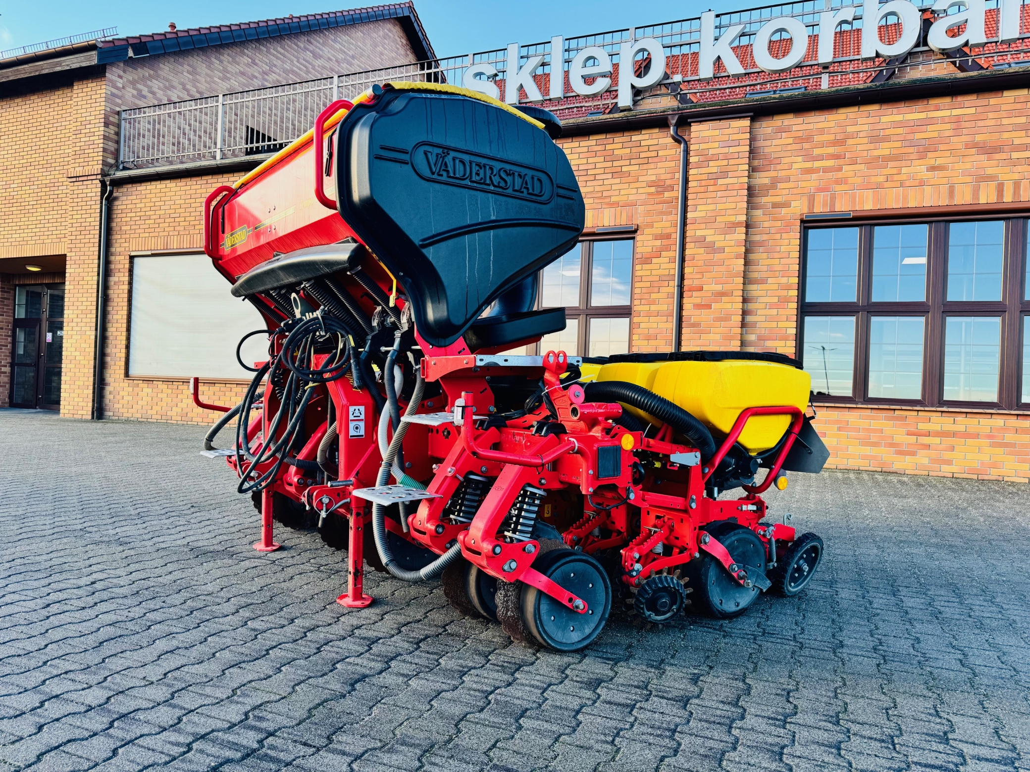 Siewnik-punktowy-vaderstad-6-rzedowy-do-siewu-bezposredniego-plac-firma-korbanek