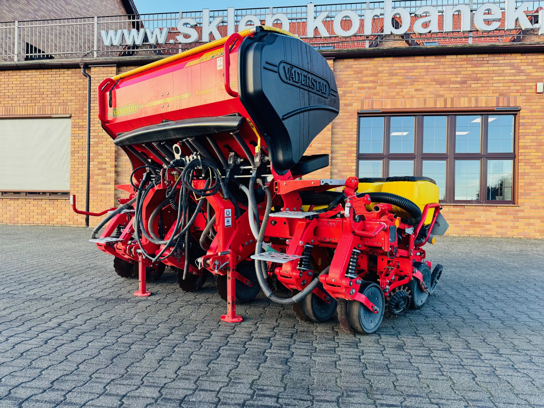 Siewnik-punktowy-vaderstad-6-rzedowy-do-siewu-bezposredniego-plac-firma-korbanek