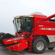 widok z lewej strony kombajnu Massey Ferguson Activa z hederem do zbóż rozłożona rura wyładunkowa górny wysyp