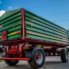 Przyczepa rolnicza DBL 12, dwuosiowa o ładowności 12 ton, trójstronny obrót