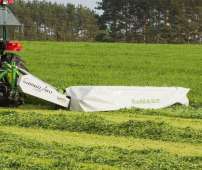 Kosiarka dyskowa do trawy tylna zawieszana firmy Samasz seria Samba podczas koszenia trawy na łące