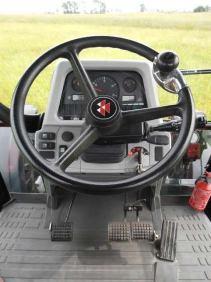 Kierownica i deska rozdzielcza w komfortowej kabinie ciągnika Massey Ferguson 8150