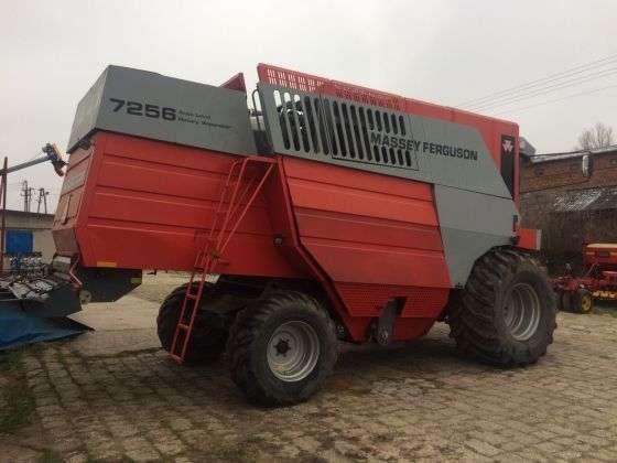 Kombajn zbożowy 7256 AL Massey Ferguson ujęcie z boku korbanek