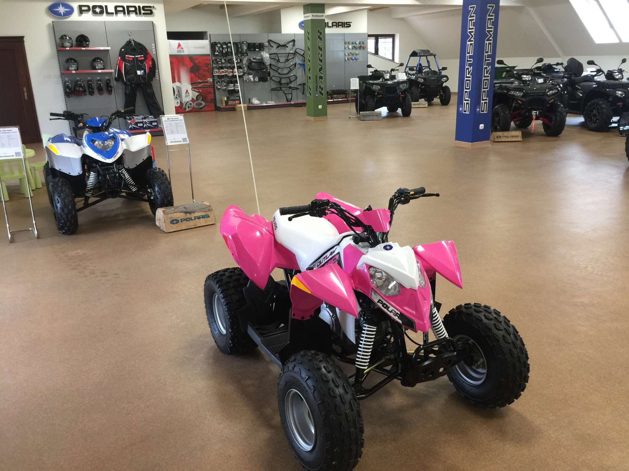 Quad POLARIS OUTLAW 110 na salonie quadów spółki Korbanek w tle inne modele Polaris 