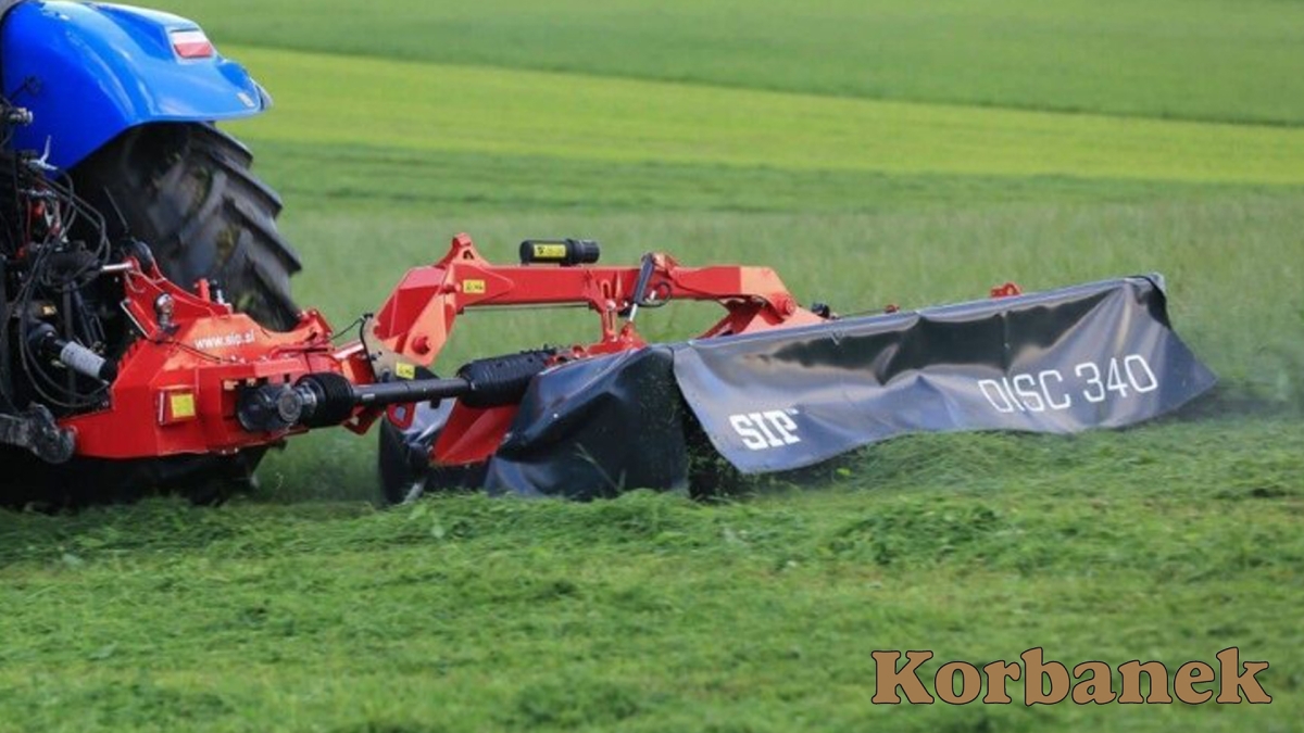 Kosiarka zawieszana tylna dyskowa SIP typ SILVERCUT DISC 340 S podczas koszenia trawy