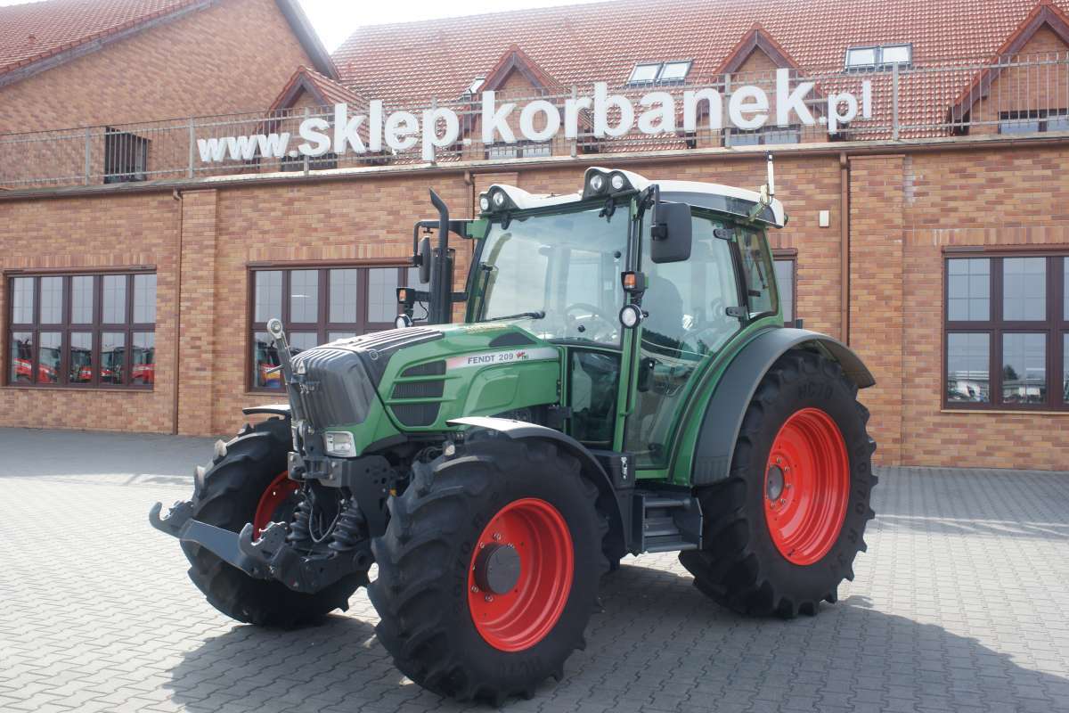 Traktor Fendt 200 vario na tle sklepu części korbanek.pl
