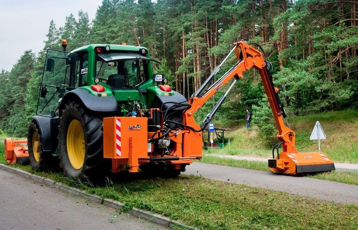 Kosiarka bijakowa wysięgnikowa KWT 650 zawieszona na zielonym ciągniku Ramiona wysięgnikowe korbanek.pl
