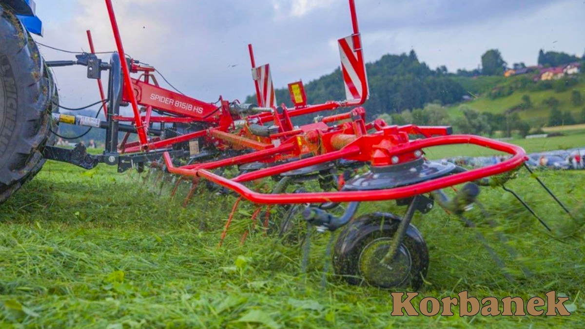 Wysokowydajny przetrząsacz karuzelowy SPIDER 815/8 z ośmioma rotorami zapewniaa przerzucanie pokosu w optymalny i równomierny sposób.