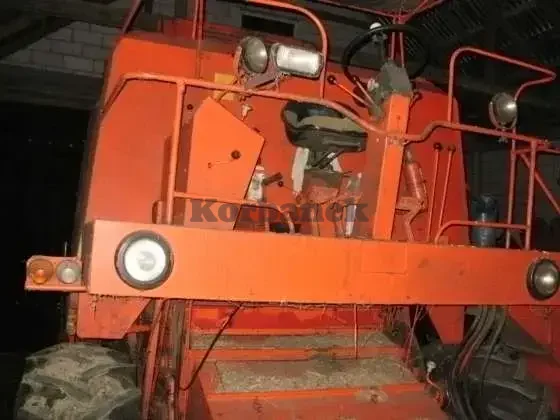 Kombajn zbożowy Bizon Super Z056
