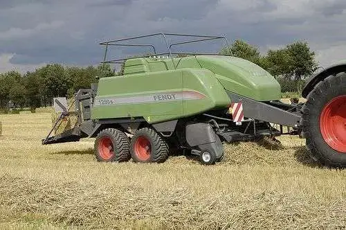 Prasa Fendt na polu podczas pracy
