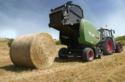 Prasa zwijajaca  Fendt podczas pracy