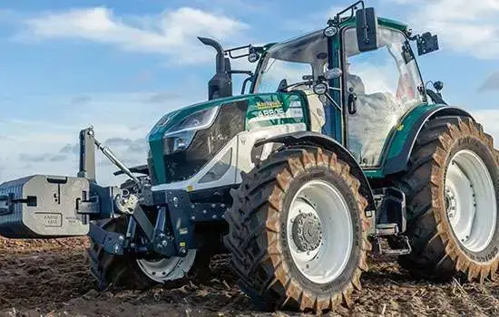 Tapeta z traktorem Arbos ciągnikiem włoskiego producenta www.korbanek.pl
