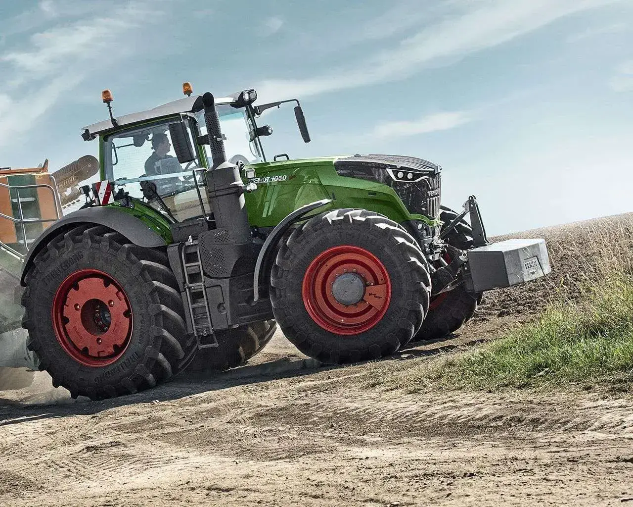 Ciągniki rolnicze FENDT z przednim obciążnikiem