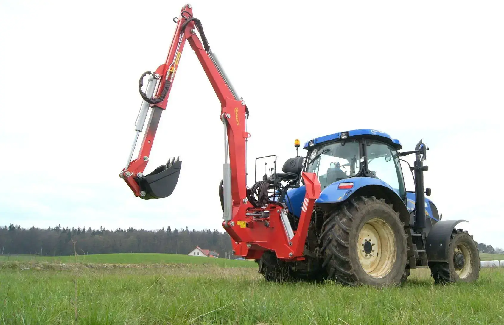 Koparka Hydramet, zamontowana na ciagniku, dystrybuowana przez korbanek.pl.