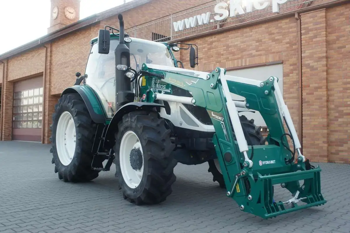 Ładowacz Hydramet, załozony na ciagniku marki Arbos od korbanek.pl.