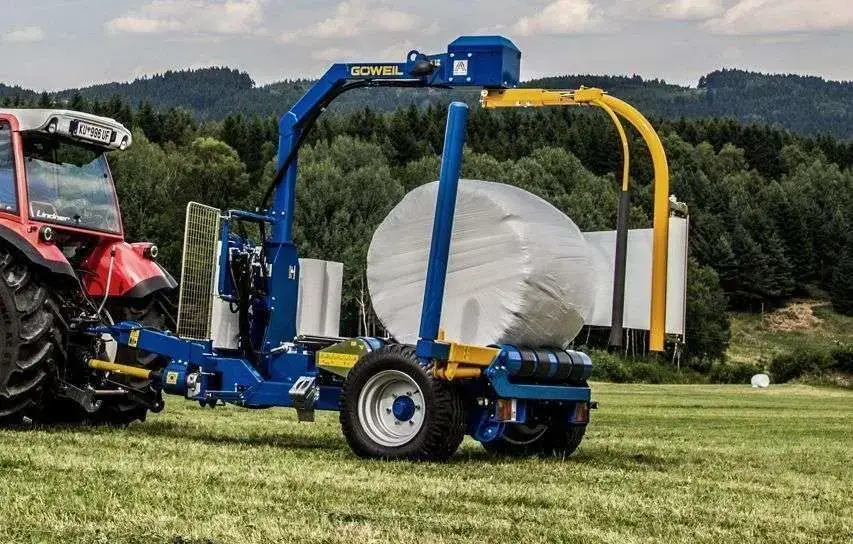 Owijarka do bel okrągłych Goweil G5012 podczas pracy Owijarkki do bel okrągłych i kadratowych na korbanek.pl