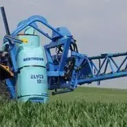 Opryskiwacz zawieszany Berthoud Elyte o pojemności 1200 litrów i belce rozkładanej hydraulicznie