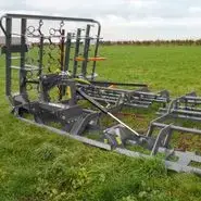 Brona, włóka łąkowa sprężynowa HYBRO marki Mandam na zielonej łące