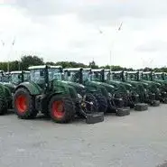 Rzędy ciągników Fendt na placu maszyn rolniczych Spółki Korbanek 
