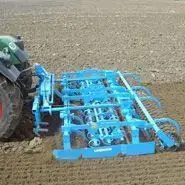 Niebieski agregat uprawowy przedsiewny Lemken Kompaktor K400 pracuje na polu z ciągnikiem fendt  Korbanek.pl