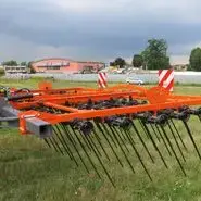 Chwastownik MBS firmy Mandam stojący na zielonej łące