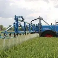 Opryskiwacz zaczepiany rolniczy firmy Lemken typ Primus wykonuje oprysk w zbożu Korbanek.pl