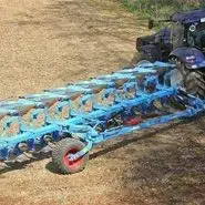Pług półzawieszany obrotowy firmy Lemken typ Diamant podczas orki Korbanek.pl
