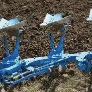 Niebieski pług zawieszany obrotowy Lemken typ Euroopal 7 podczas orki ścierniska Korbanek.pl