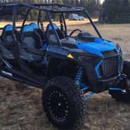 RZR Polaris 1000 XP 4 wersja dla czterech osób kolor niebieski klatka bezpieczeństwa pasy bezpieczeństwa klasyczna kierownica światła led felgi aluminiowe zawieszenie Walker Ewans napęd 2x4 4x4 korbanek.pl