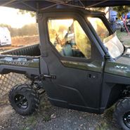 Ranger Polaris 1000 XP  EPS wspomaganie kierownicy ADC kontrola zjazdu wersja dla trzech osób siatki boczne ochronne paka załadunkowa uchylna kolor zielony przedni zderzak metalowy felgi stalowe zagłówki foteli pasy bezpieczeństwa kierownica samochodowa napęd 2x4 4x4 Turf rozpiecie tylnej osi Korbanek.pl