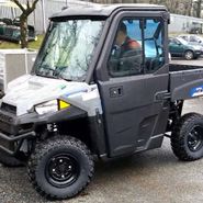 Polaris Ranger EV pojazd elektryczny jedyny jako SxS felgi stalowe pasy bezpieczeństwa klasyczna kierownica samochodowa napęd 4x4 2x4 Turf rozpięcie tylne osi paka załadunkowa przedni zderzak metalowy pojazd na dwie osoby przyjazny dla środowiska 
