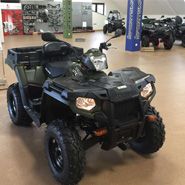 Polaris Sportsman 570 X2 UTE paka załadunkowa napęd 4x4 2x4 Turf rozpięcie tylnej osi kontrola zjazdu ADC EPS wspomaganie kierowniczy felgi stalowe wersja dla dwóch osób dodatkowy reflektor w kierownicy Korbanek.pl