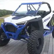 Dynamix RZR XP 1000 quad kolor niebiesko biały zderzak przód metalowy osłony progów kolor czerwony pół szyba felgi aluminiowe  pasy bezpieczeństwa 