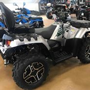 Sportsman XP 1000 quad Touring kolor srebrny atv wyciągarka 2500 LB linka stalowa felgi aluminiowe wersja dal dwóch osób dodatkowa lampa w kierownicy kontrola zjadu ADC naped 4x4 2x4 ADC kontrola zjazdu Korbanek.pl