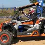 RZR Turbo Polaris napęd quad 2x4 4x4 atv felgi aluminiowe klatka ochronna pasy bezpieczeństwa kolor pomarańczowy wspomaganie kierownicy EPS 168 KM światła ledowe przód zawieszenie Walker Ewans 