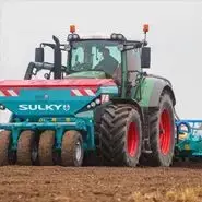 Zbiornik czołowy siewnika SULKY XEOS TF zawieszony z przodu na ciągniku Fendt