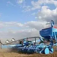 Pneumatyczny siewnik do zboża firmy lemken  Solitair podczas siewu zboża Korbanek.pl