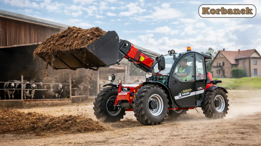 Ładowarka teleskopowa Faresin przewożąca obornik