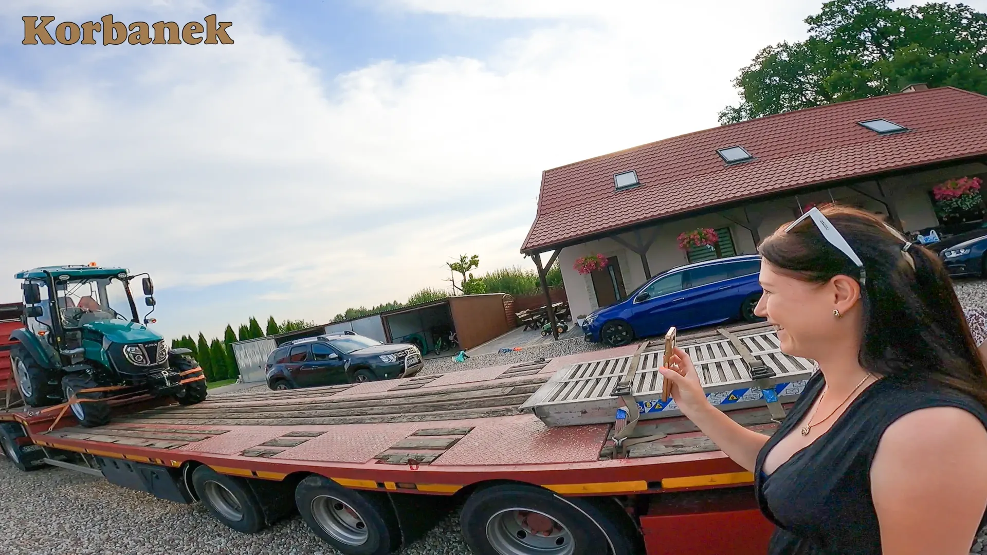 Młoda, zaradna gospodyni postanawiała sama zając się zakupem ciągnika. Bardzo cieszyła się z dostawy nowego nabytku, a wraz z nią zaskoczona rodzina