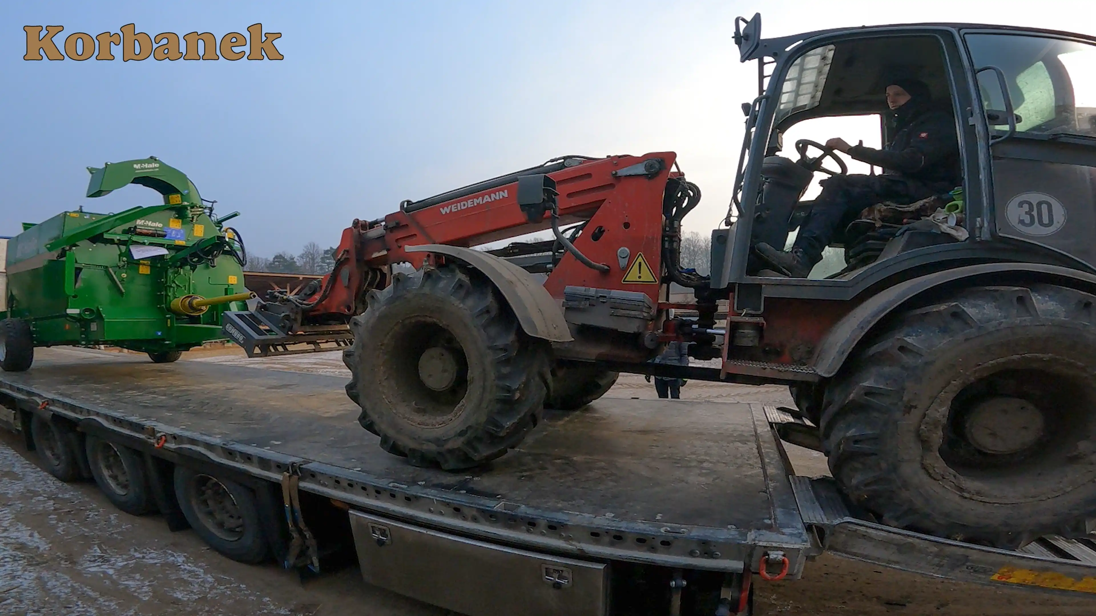 Rozładunek ścielarki McHale nastąpił za pomocą  ładowarki Weidemann