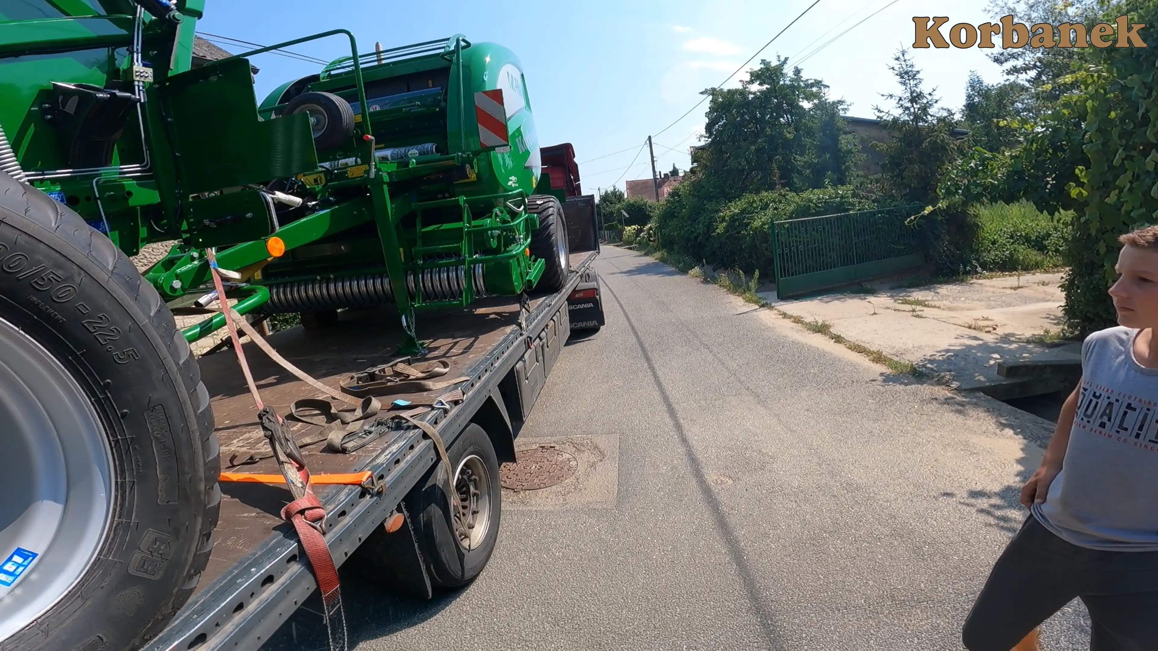 Kierowca który dostarczał nowy nabytek  powiedził klientowi, ż e ostatnio czuje ze wozi tylko te prasy